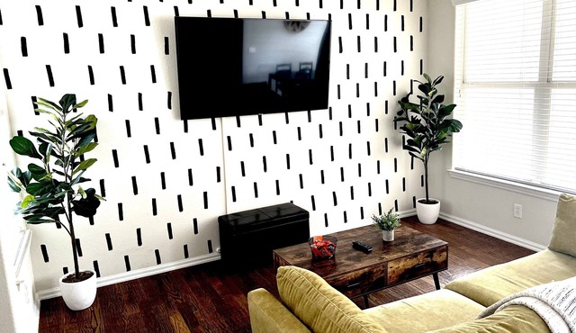Stone Oak Area + Quiet + Private Garage + Free Wifi
