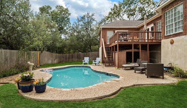 Stone Oak Oasis with Pool, Patio and Grill!