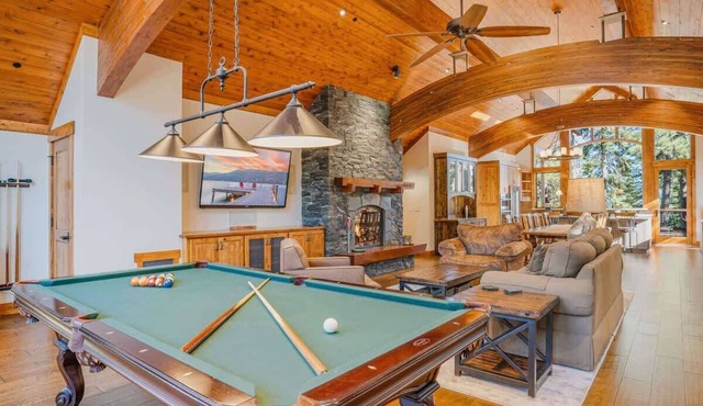 Stone Peak Lodge with a Pool Table, Hot Tub, Firepit and Gorgeous Wood and Stonework