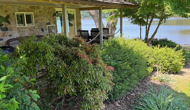 STONE RIVERSIDE COTTAGE is just a few steps from the SASSAFRAS RIVERS edge