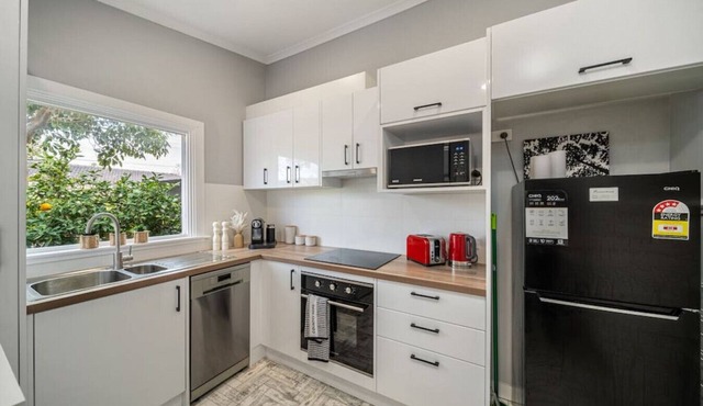 Stone`s Throw - Cafes, Parking, WiFi