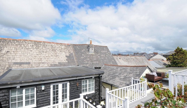 STONE'S THROW COTTAGE, pet friendly, with open fire in Launceston