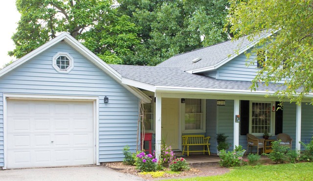 Stone's Throw Cottage - Centrally located 2-bedroom with newly remodeled kitchen