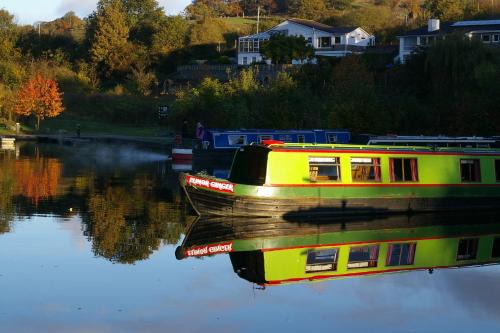 Stone - Self-Drive Boat - Sleeps 8 - Pet Friendly