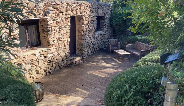 Stone shepherd's hut in the heart of the maquis