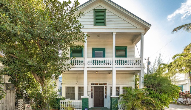 Stone Throw Famous Duval Street Location-No Contact Check-In