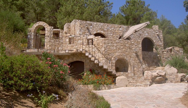 Stone villa 7min walk from the beach, in estate with heated pool