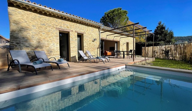 Stone villa at the foot of the Dentelles de Montmirail, heated swimming pool