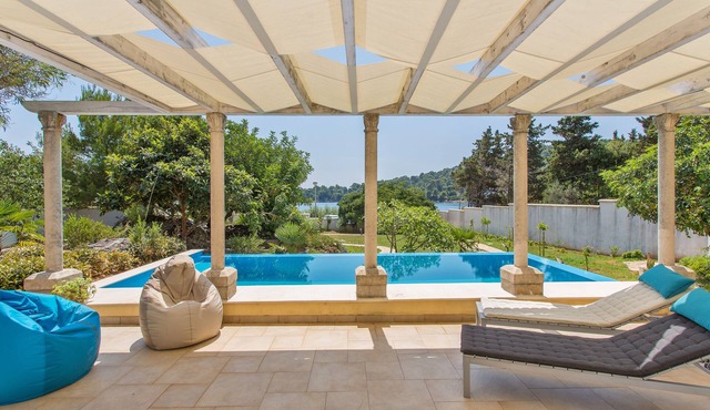 Stone-villa on the beach, pool, large garden, spacious rooms and best view