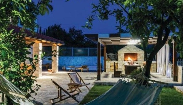 Stone villa- pool with hydro massage ,BBQ, garden,private parking, playground area
