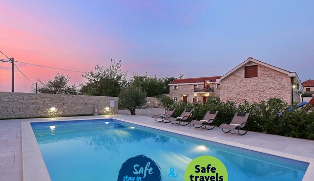 Stone villa Tereza, 4 bedroom, table tennis, playground for kids, pool