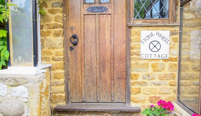 STONE WHEEL COTTAGE, pet friendly, with pool in Hook Norton