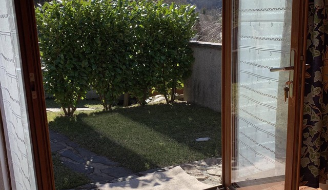 Stone, wood, slate, fireplace, stunning south-facing view, 4 travellers.