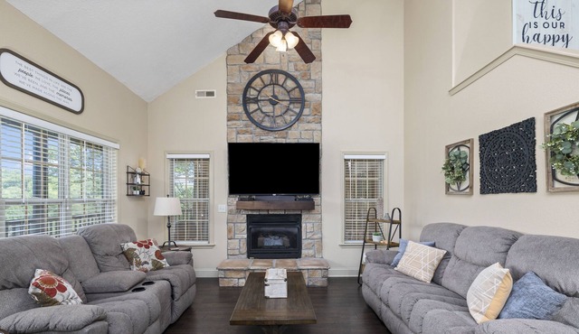 Stonebridge Villa sitting on the edge of Ledgestone Golf Course's 13th Fairway!