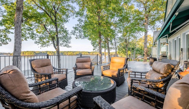 "STONEBROOK COVE" - Easy walk to the dock, boat slip available, Year-round water!