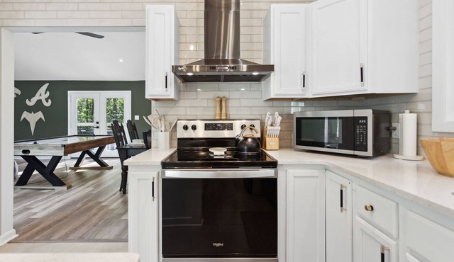 Stonecrest: Huge Hot Tub, Pool, Firepit Courtyard, Next to Arabia Mountain