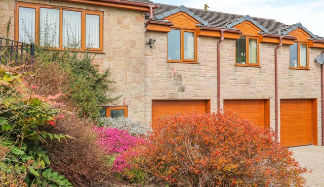 STONECROFT LODGE, romantic, character holiday cottage in Hulland Ward