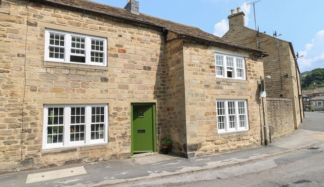 STONECROFT, pet friendly, character holiday cottage in Bakewell
