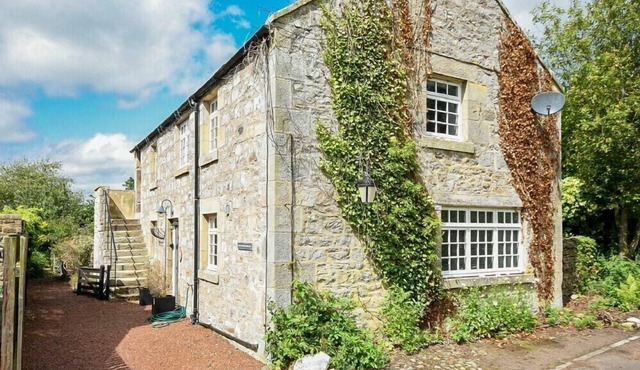 STONECROP COTTAGE, pet friendly, country holiday cottage in Alwinton