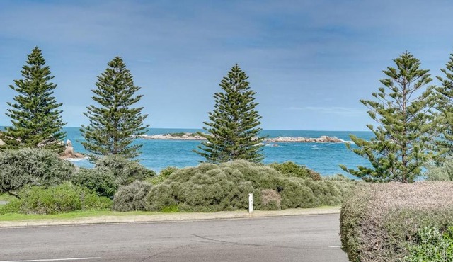 Stoneferry- A Beachfront Beauty - Free Wifi