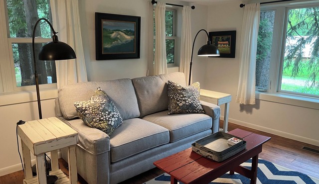 Stonegable: Perfect couples retreat;quiet, private, modern, close to everything!
