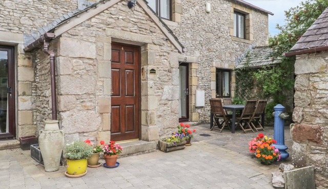 STONEGARTH COTTAGE, family friendly, with a garden in Newby