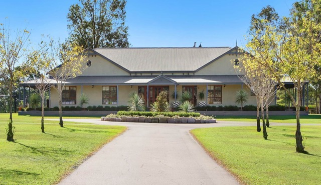 Stonegate Estate - Elegant Homestead