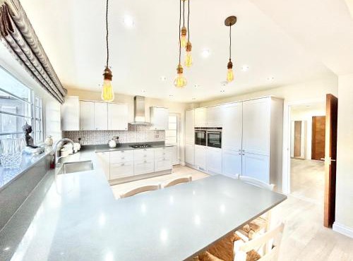 Stonegrove Luxury House London Free Off Street Parking And EVC Port