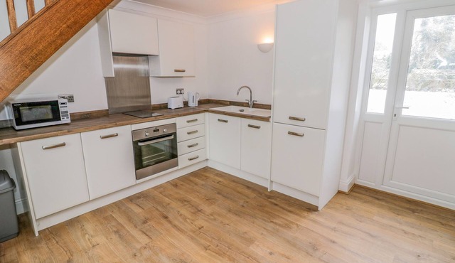 STONEHAVEN, romantic, character holiday cottage in Cleobury Mortimer