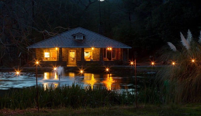 Stonehouse Lodge, Private Cottage on Winery & Vineyard Property