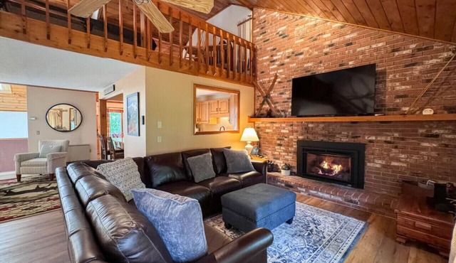 Stonehurst Hideaway | Prime Location + Pool Table