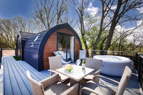 Stonelake Lodges - Willow Walk luxury lakeside lodge with hot tub