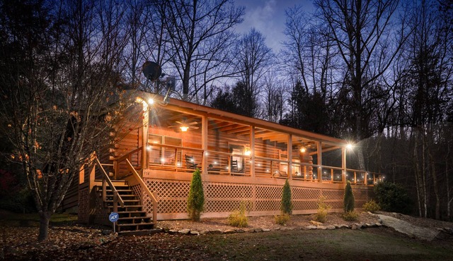 Stoneledge Cabin:Romantic Log Cabin, Hot Tub, Creek, Stone Fireplace, WiFi, ROKU