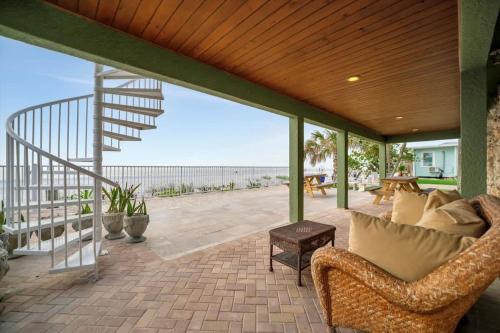 Stones Throw Beachfront Family Suite #3 VIEWS