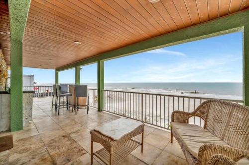 Stones Throw Beachfront Premier Suite #4 VIEWS