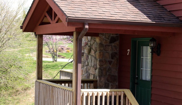 Stones Throw from Giant City Park, Wineries, Hiking, Biking, Hunting and more.