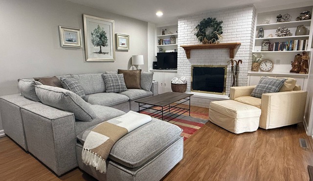 'Stones Throw' Lakeside Home - Walk to Marina + Town + Assoc Beach