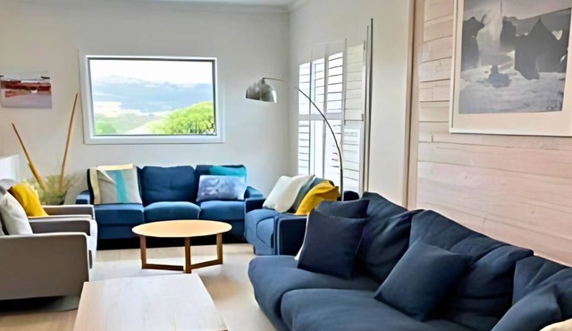 Stones Throw to Beach & Chiton Surf Club - Seaside on Seagull