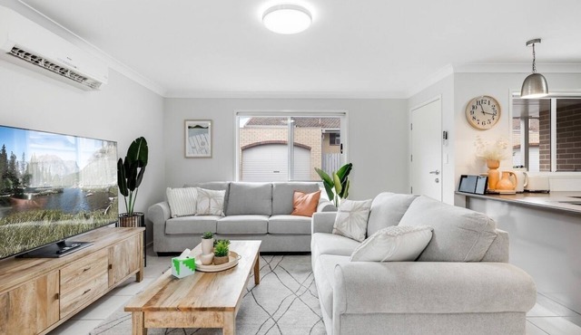 Stones throw to Grammar, Queens Park & CDB!