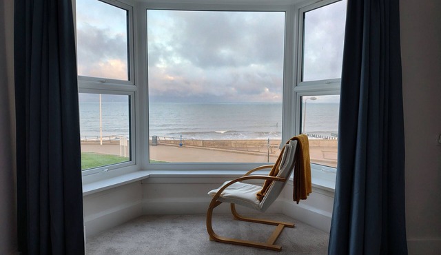 "Stonesthrow" from the beach, balcony with panoramic views