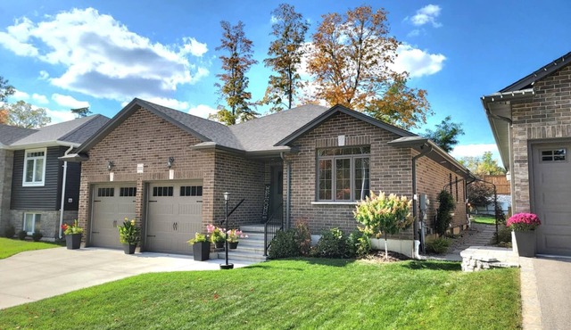 Stonetown Stay. Relaxing retreat in St. Marys. Amazing fireplace and pool table.