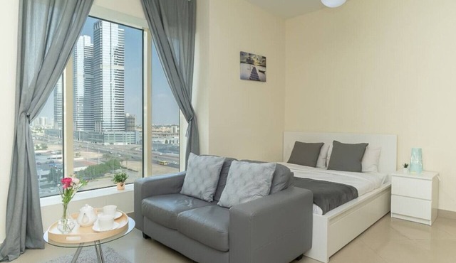 StoneTree - Icon 2 Studio - Chic Apartment