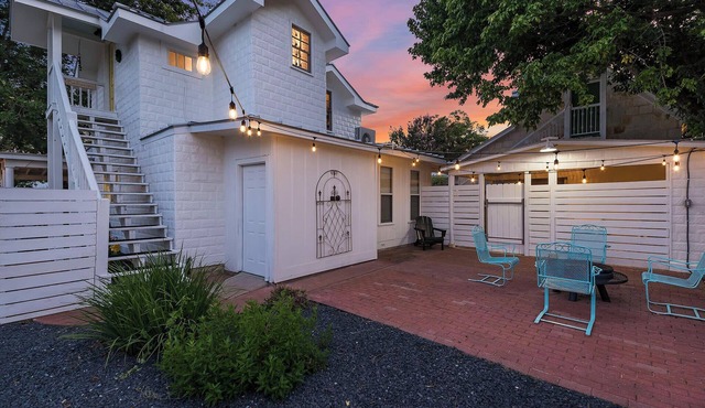 Stonewall Bungalow 4 - Sleeps 3
