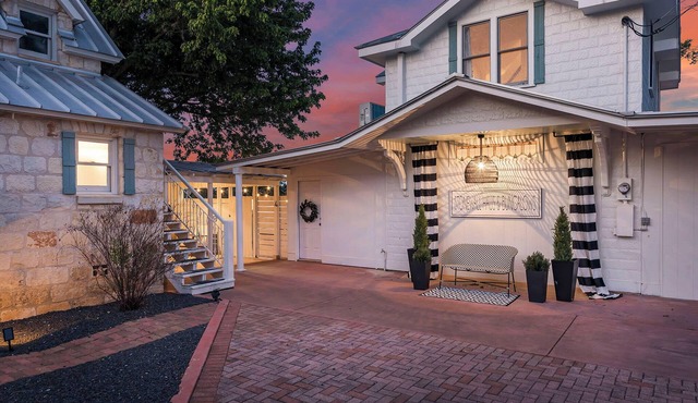 Stonewall Bungalows - Sleeps 15