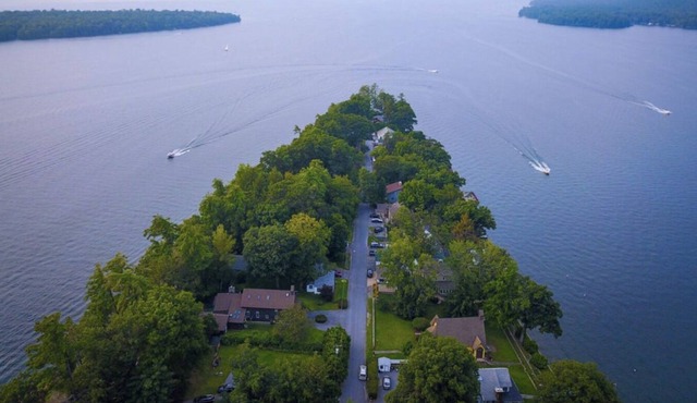 Stonewall Cottage on Lake George with Bay Views