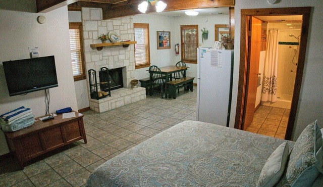 Stonewall @ Gruene Cottages (Downstairs room w/Kitchen)