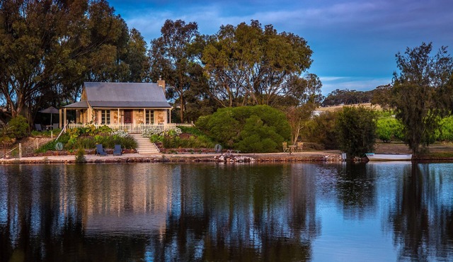 Stonewell Cottages & Vineyards