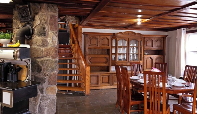 Stonewood Bay Getaway in Seeleys Bay–Spacious Yard, Lakeview, Sleeps 10