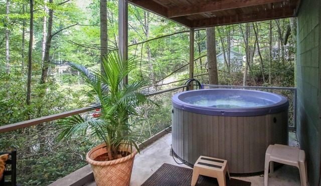 Stoney Brook Cottage - Hot Tub - Grill - Fireplace - WiFi - Pets OK