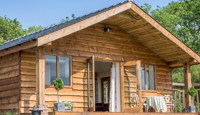 STONEY-BROOK LODGE, pet friendly, luxury holiday cottage in Ludlow